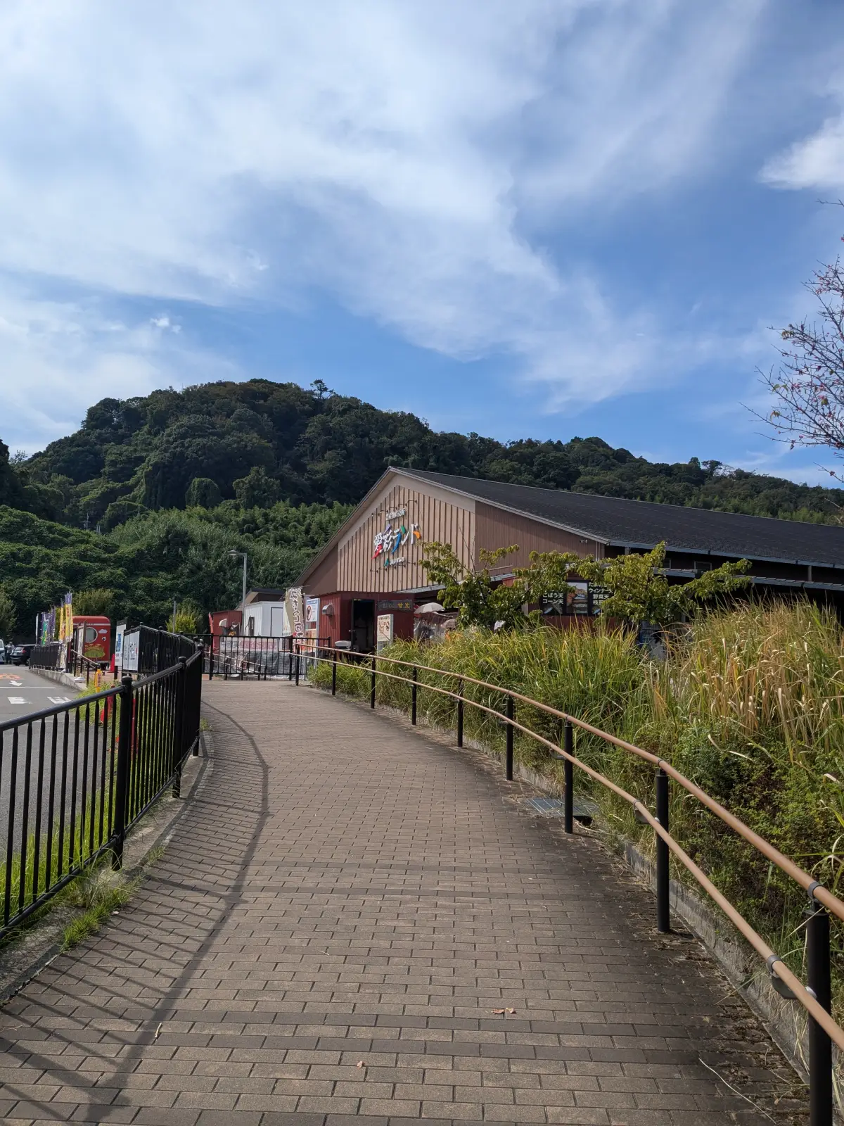 和泉市にある愛彩ランドの外観。青空と山並みに囲まれた自然豊かなロケーション。