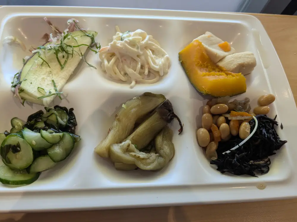 愛彩ランドビュッフェのメイン料理プレート。揚げ物、パスタ、野菜炒めなど多彩な料理