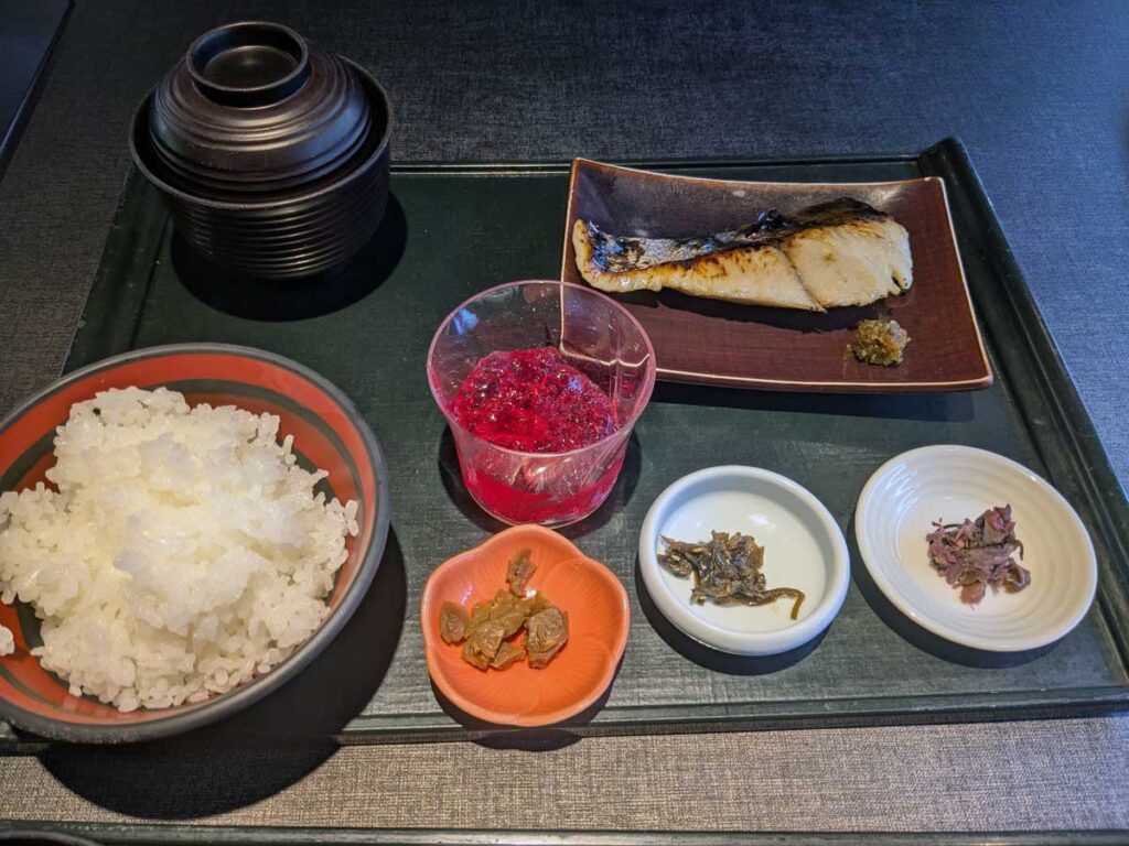 土井志ば漬本舗レストラン「竈炊き立てごはん土井」の西京焼き定食。漬物とごはんは食べ放題